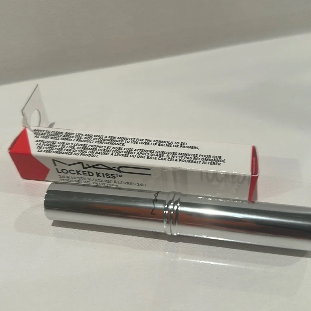 MAC LOCKED KISS GUSTY RED (81) 24 HR LIPSTICK. FULL SIZE